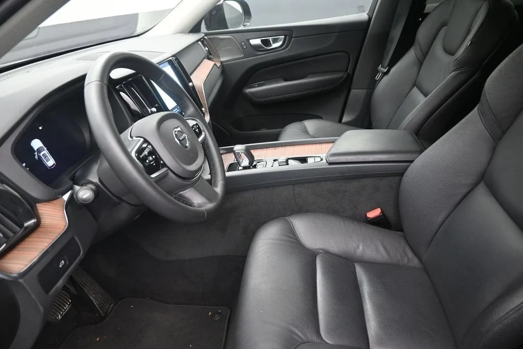 2024 Volvo XC60 B5 Plus Dark Theme photo 12