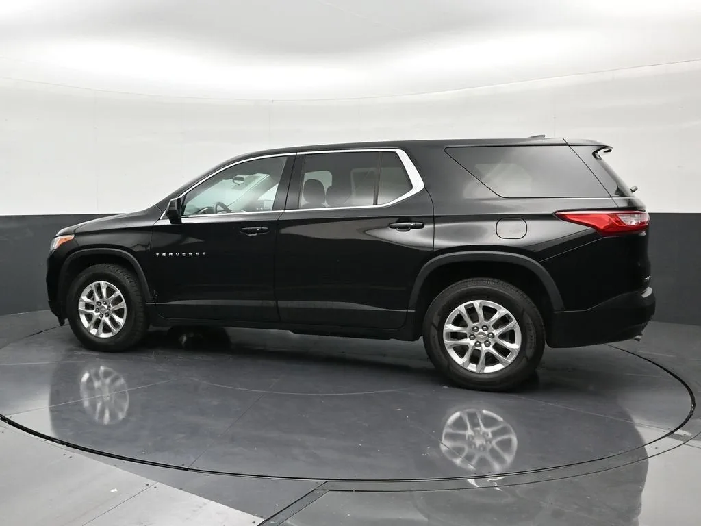 2021 Chevrolet Traverse LS photo 2