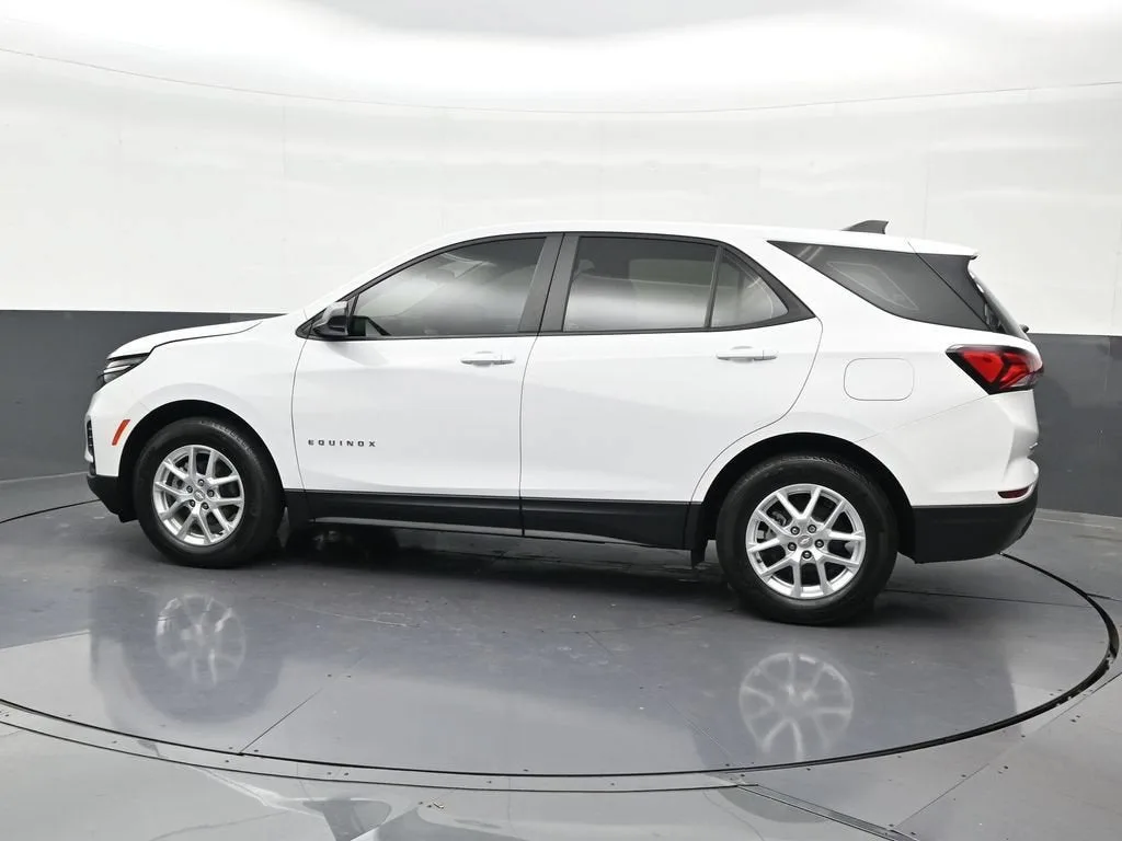 2024 Chevrolet Equinox LS photo 2
