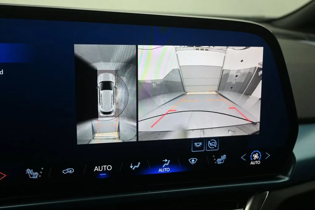 2025 Chevrolet Equinox EV LT photo 12