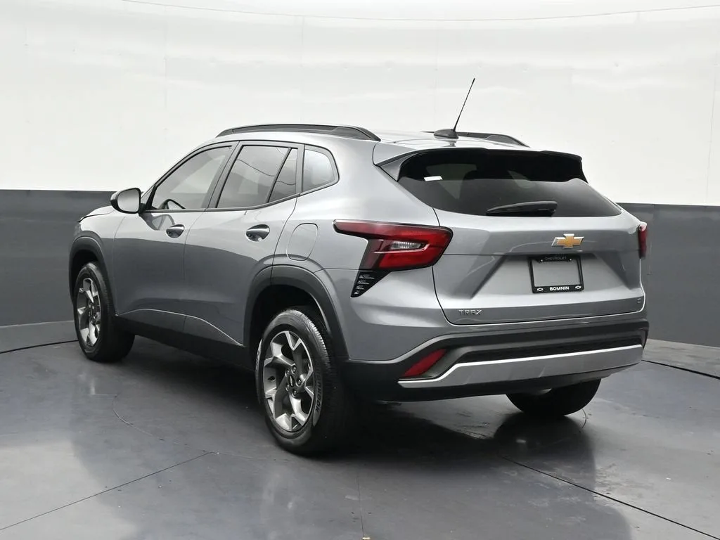 2025 Chevrolet Trax LT photo 3