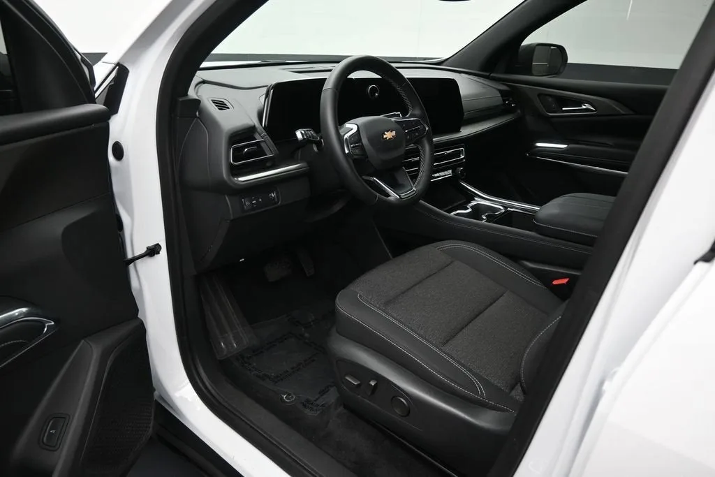 2025 Chevrolet Traverse LT photo 11