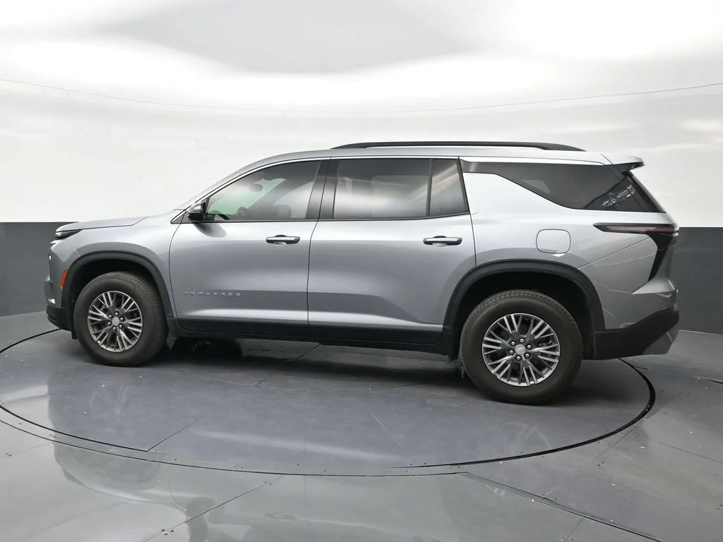 2026 Chevrolet Traverse LT photo 2