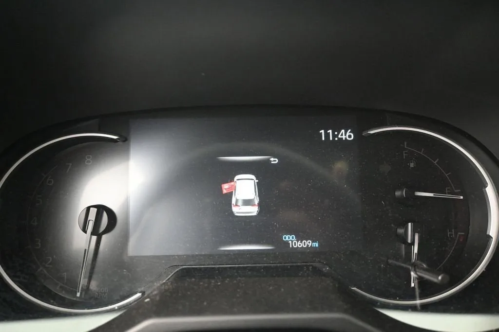 2025 Toyota RAV4 XLE photo 11