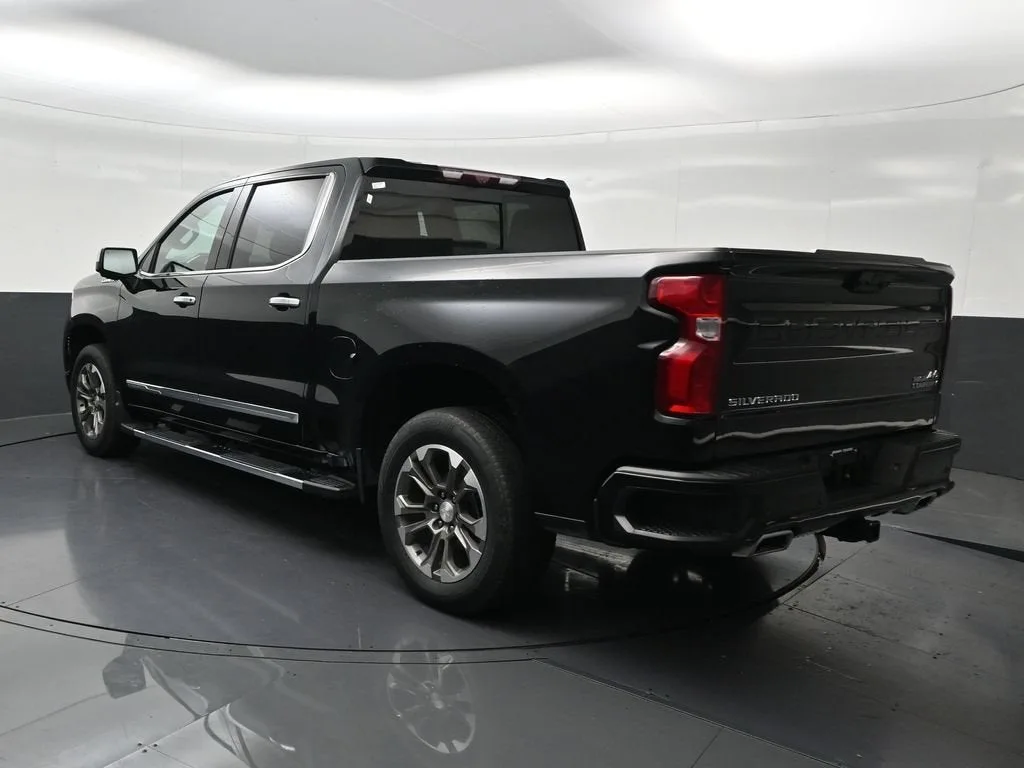 2023 Chevrolet Silverado 1500 High Country photo 3