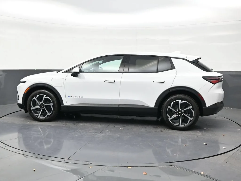 2025 Chevrolet Equinox EV LT photo 2