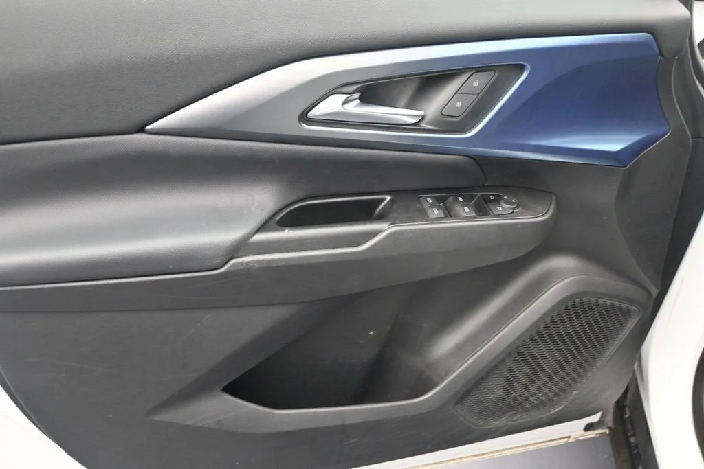 2025 Chevrolet Equinox EV LT photo 9