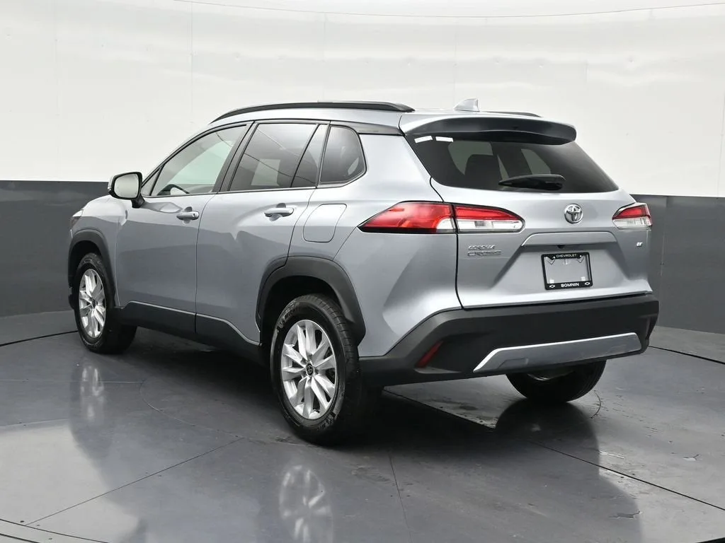 2024 Toyota Corolla Cross LE photo 3