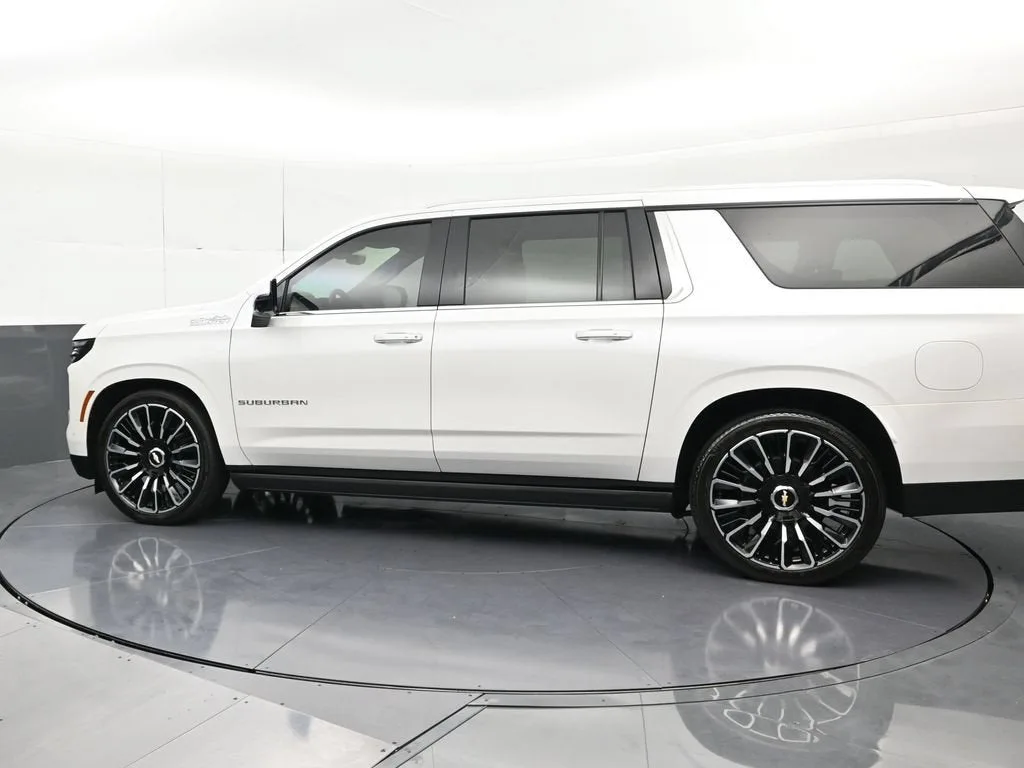 2025 Chevrolet Suburban High Country photo 2
