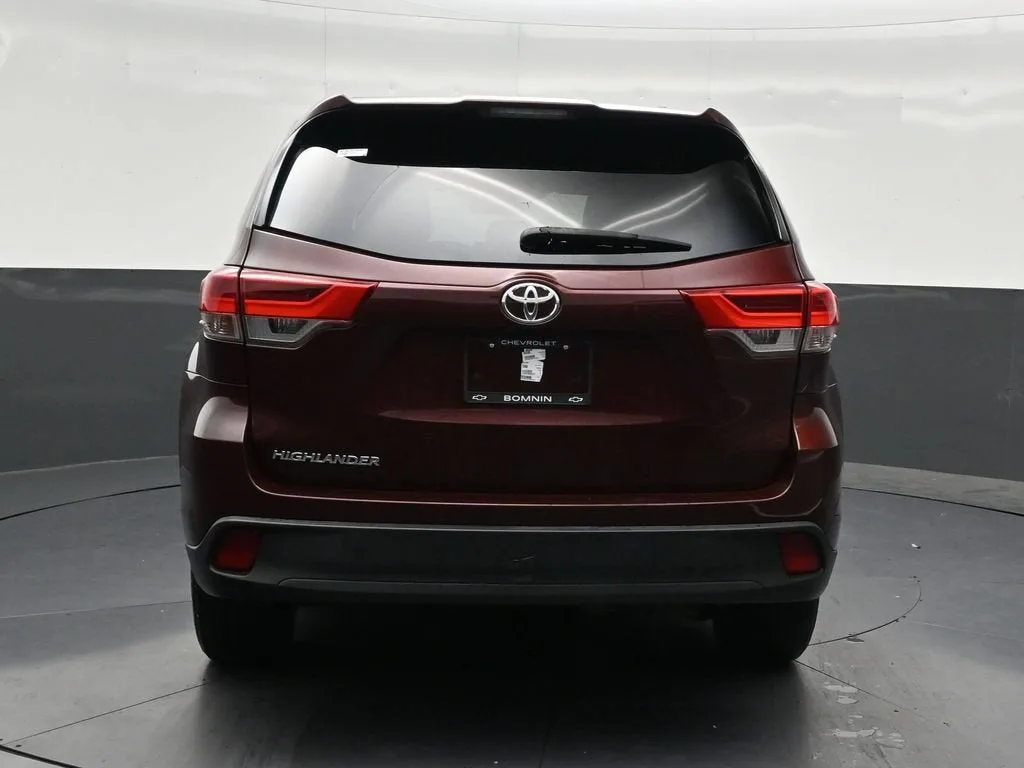 2019 Toyota Highlander LE photo 4