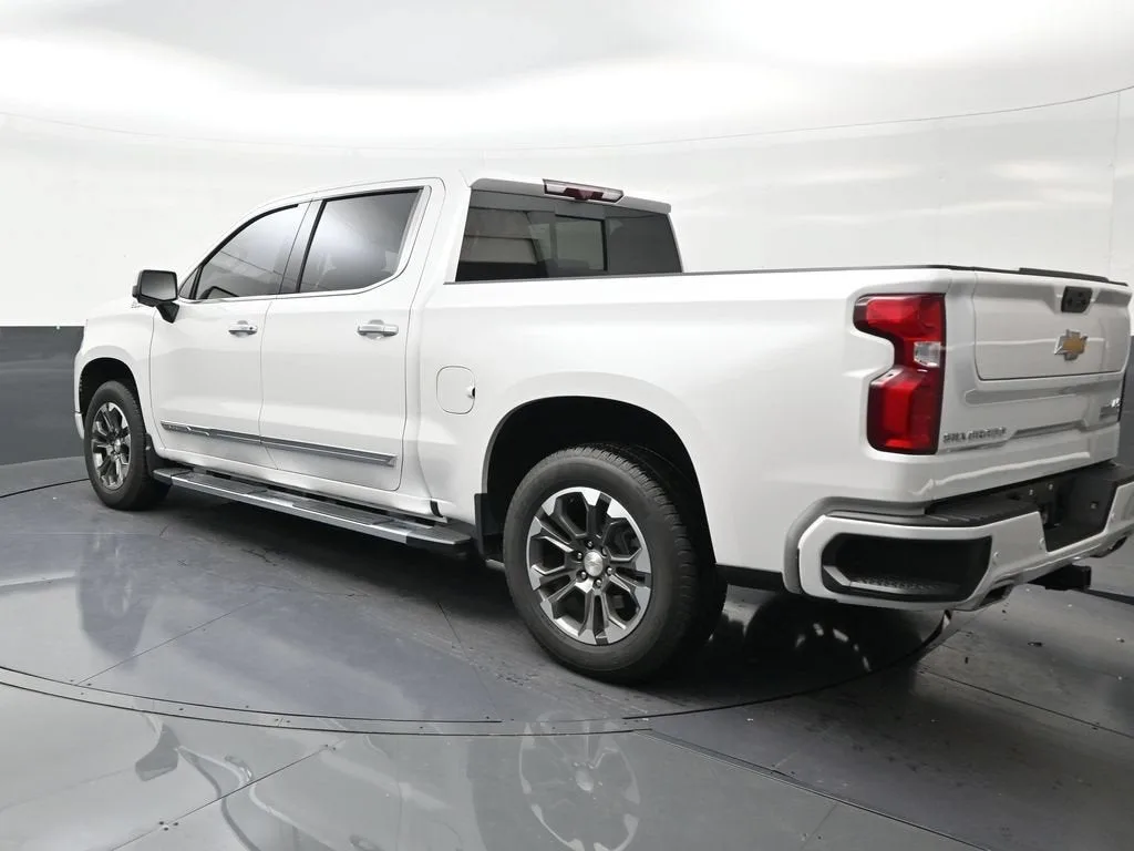 2024 Chevrolet Silverado 1500 High Country photo 3
