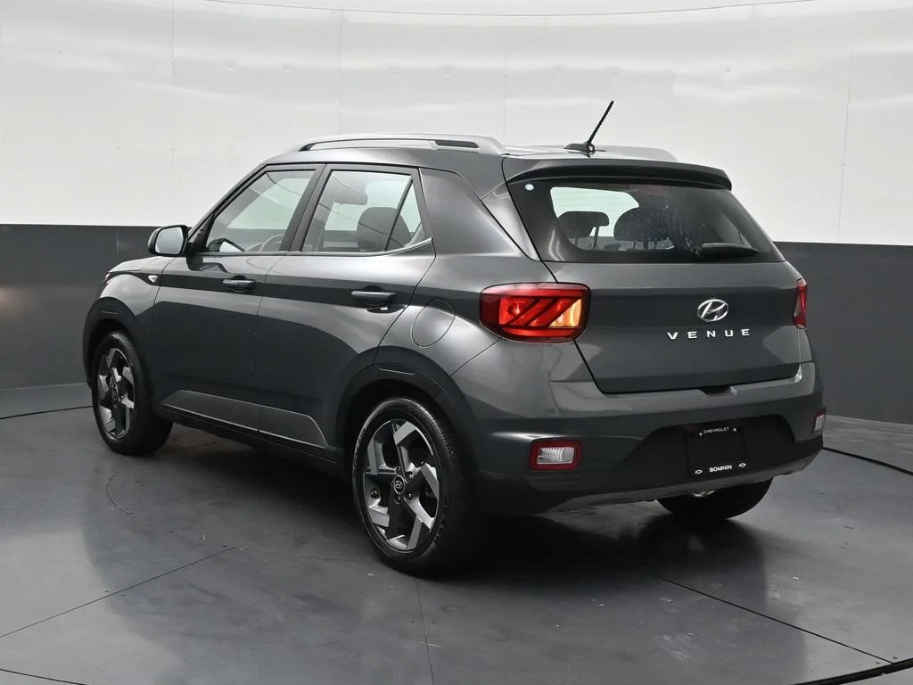 2024 Hyundai Venue SEL photo 3