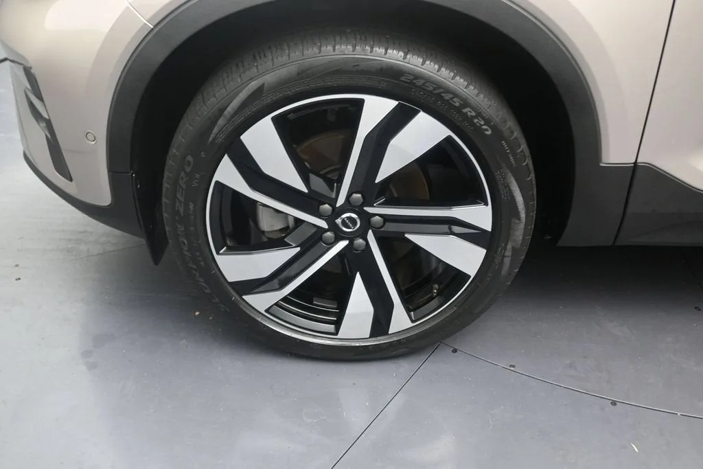 2024 Volvo XC40 B5 Plus Bright Theme photo 11