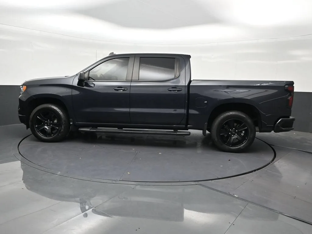 2023 Chevrolet Silverado 1500 RST photo 2