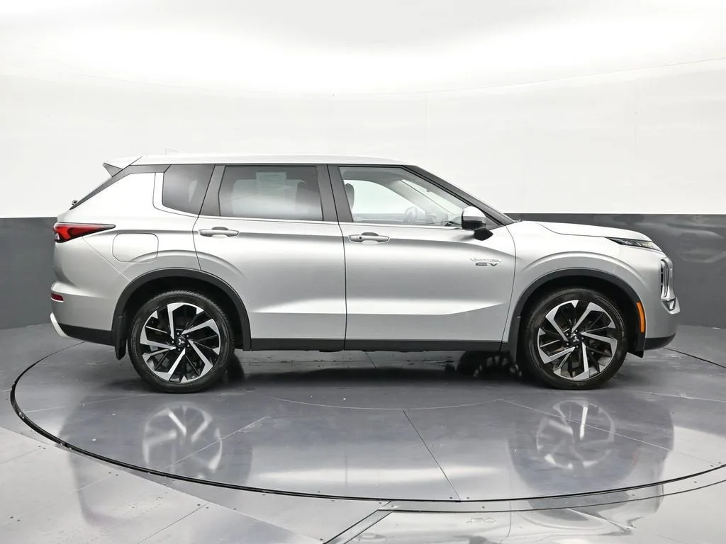 2023 Mitsubishi Outlander PHEV SE S-AWC photo 6