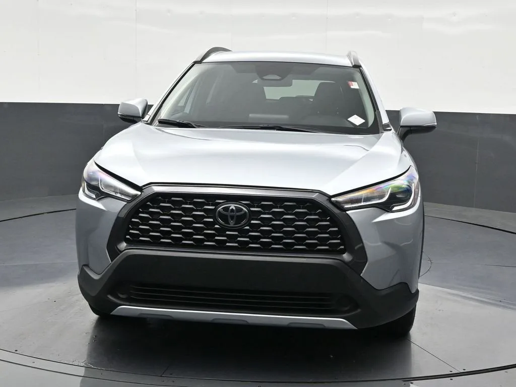 2024 Toyota Corolla Cross LE photo 9