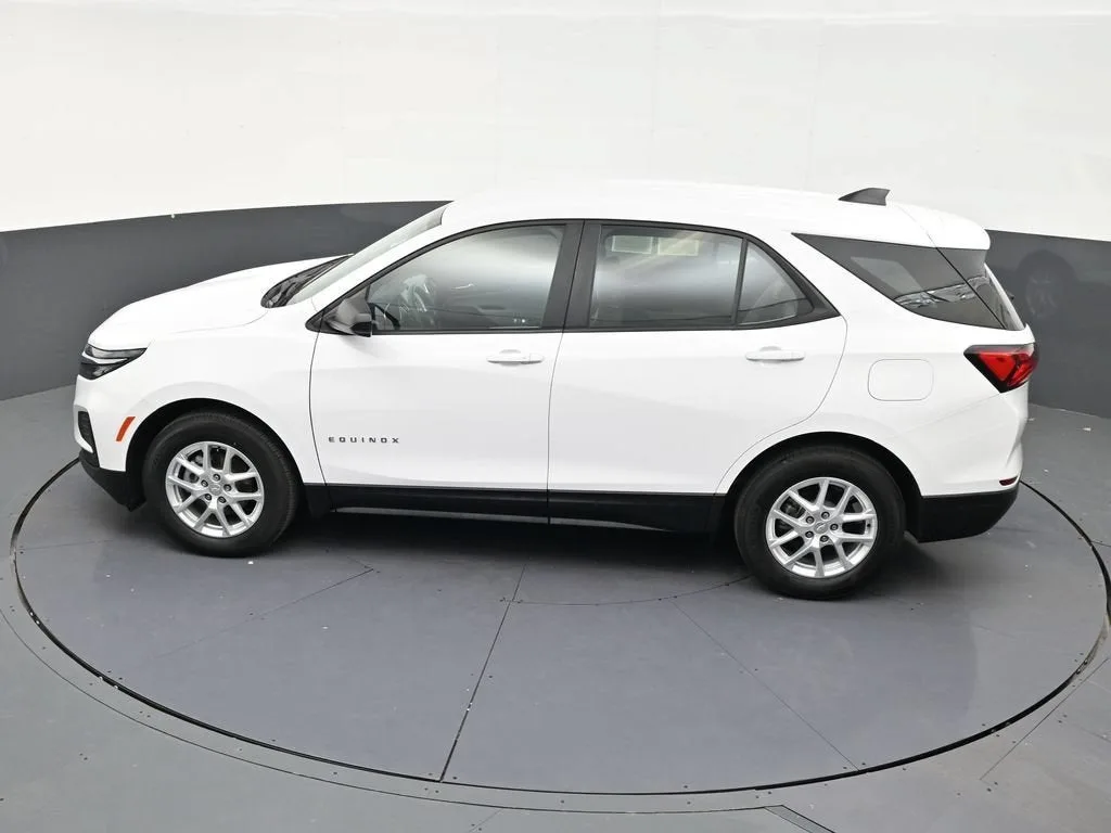 2024 Chevrolet Equinox LS photo 10
