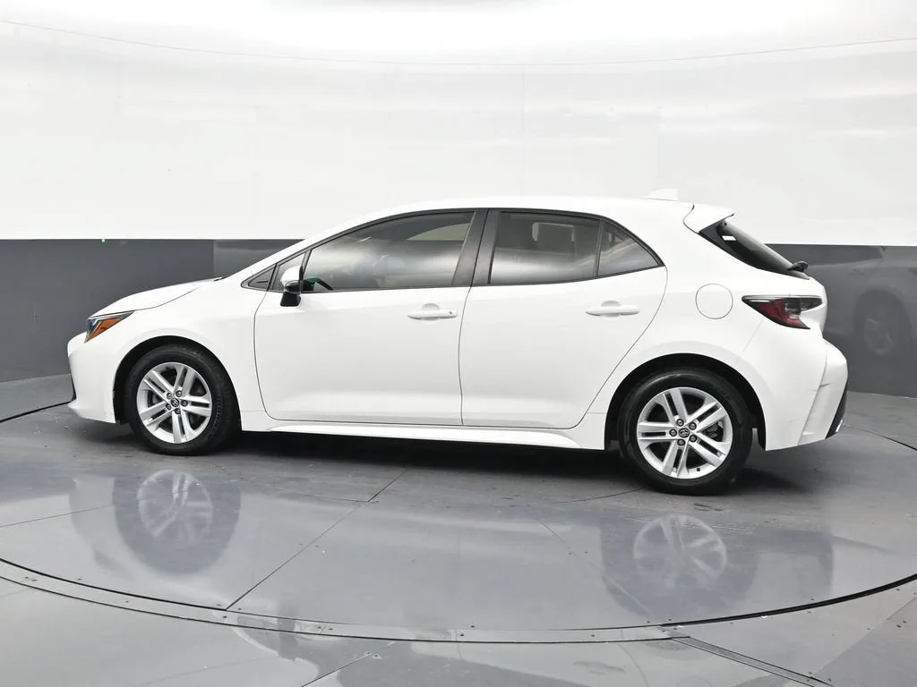 2022 Toyota Corolla Hatchback SE photo 2
