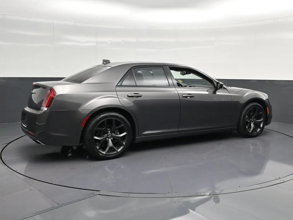 2022 Chrysler 300 Touring photo 3