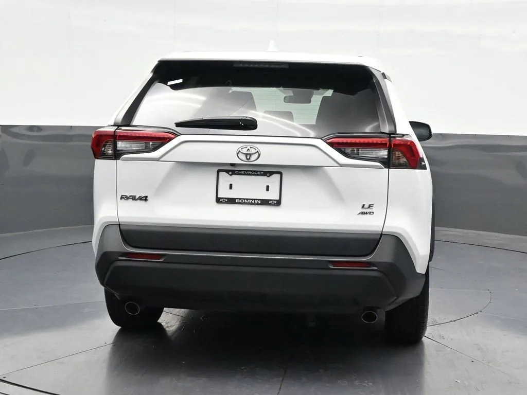 2022 Toyota RAV4 LE photo 4