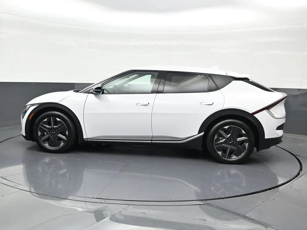 2025 Kia EV6 Light RWD photo 2