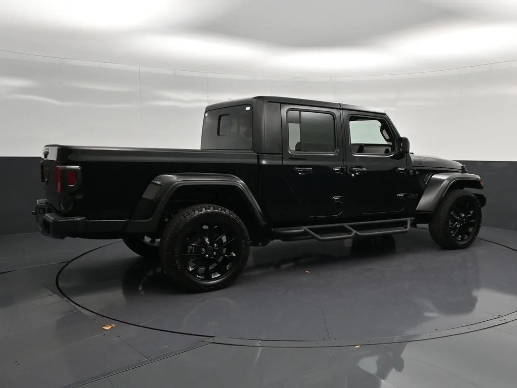 2025 Jeep Gladiator Nighthawk photo 3