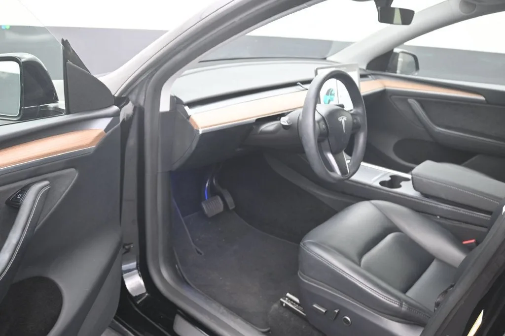 2024 Tesla Model Y LONG RANGE photo 10