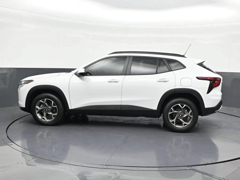 2025 Chevrolet Trax LT photo 2