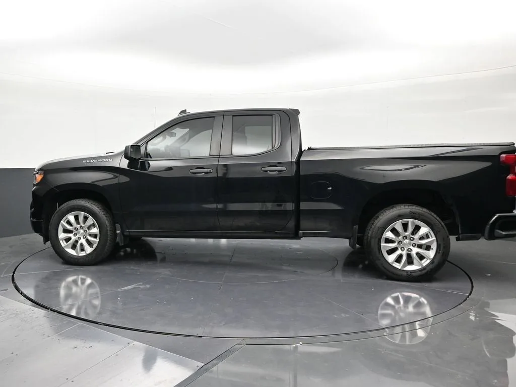 2023 Chevrolet Silverado 1500 Custom photo 2