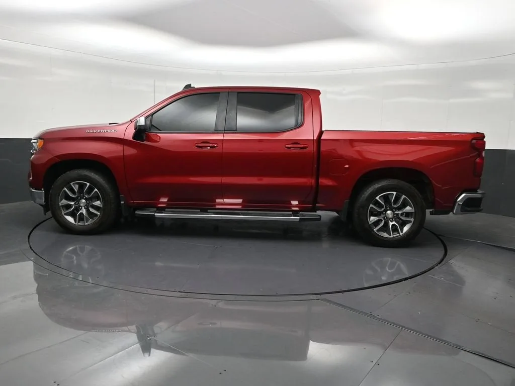 2023 Chevrolet Silverado 1500 LT photo 2