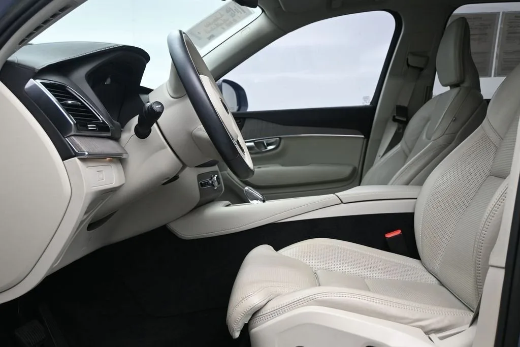 2023 Volvo XC90 B6 Ultimate 7-Seater photo 12