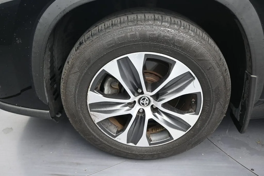 2021 Toyota Highlander Hybrid XLE photo 9