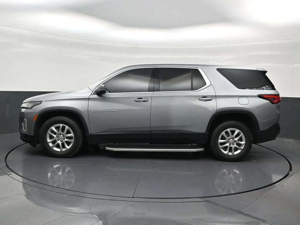 2023 Chevrolet Traverse LS photo 2