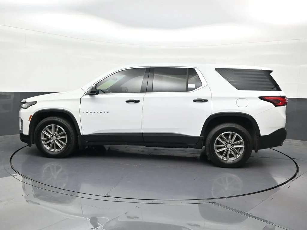 2023 Chevrolet Traverse LS photo 2