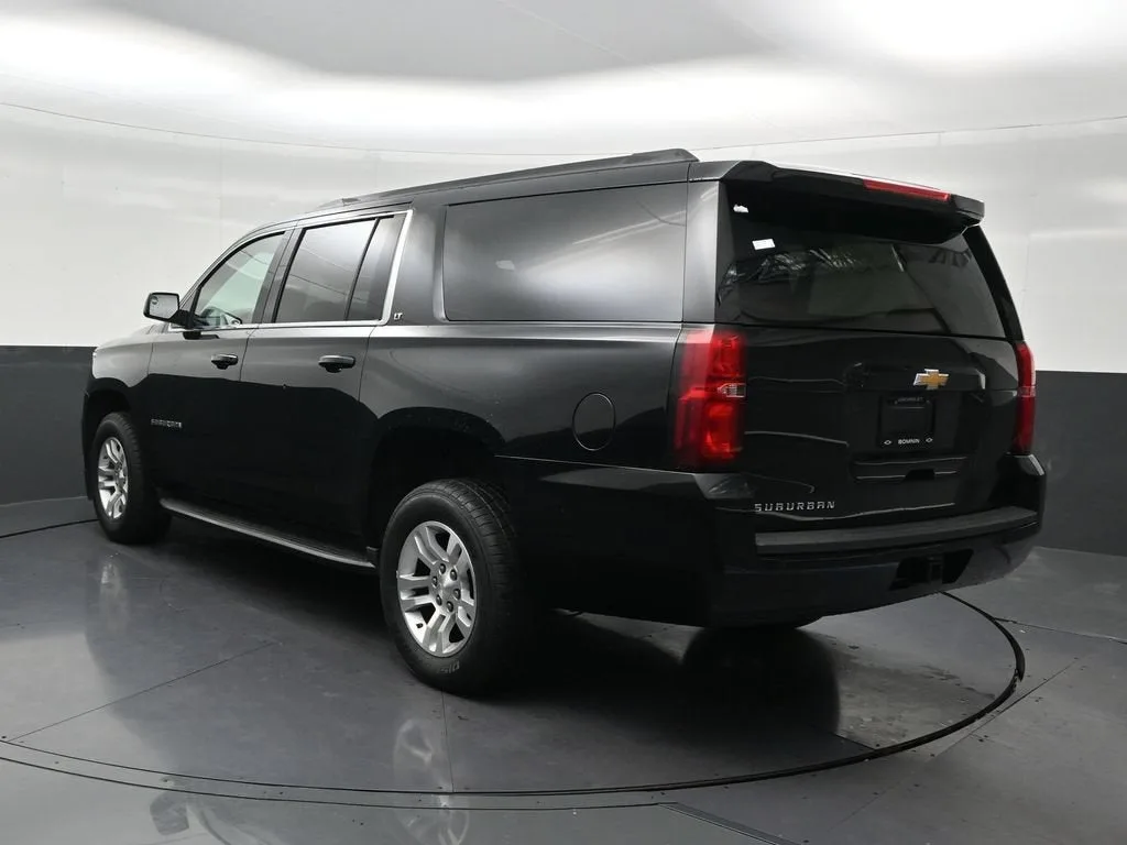 2018 Chevrolet Suburban LT photo 3