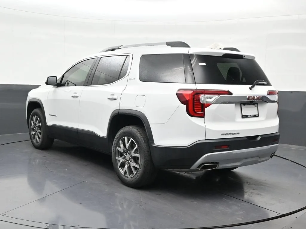 2022 GMC Acadia SLE photo 3