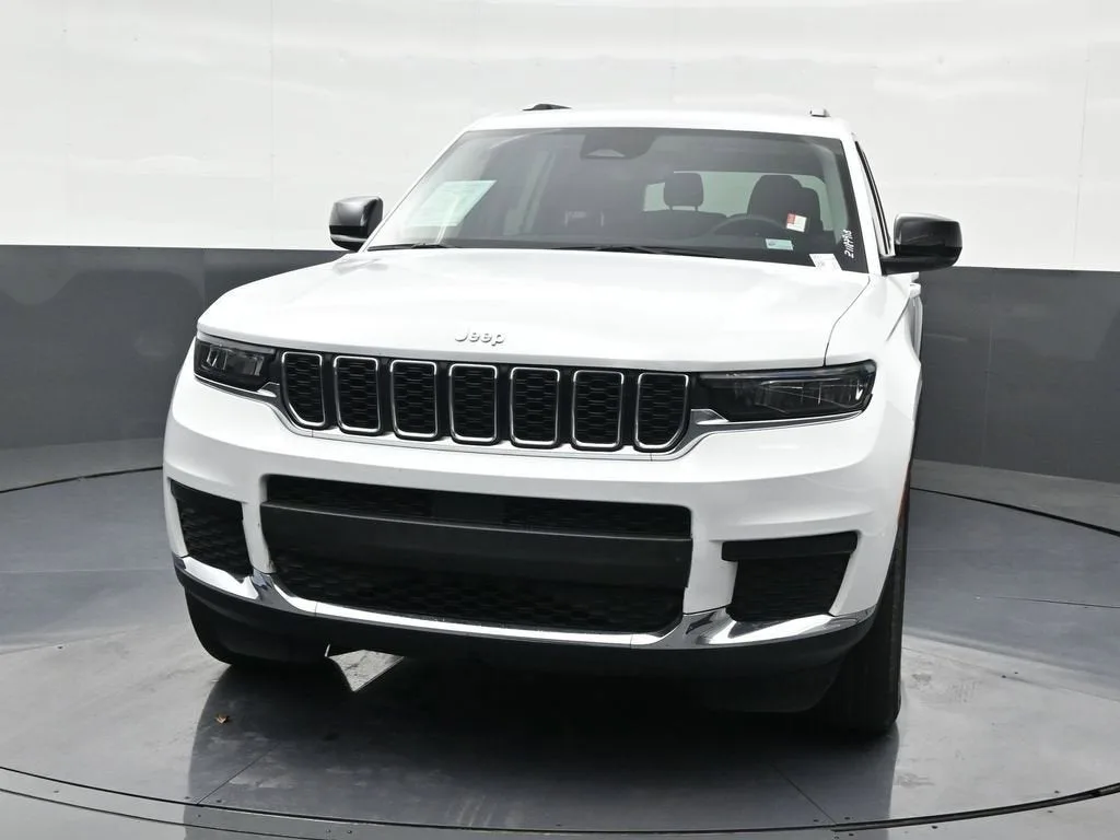 2023 Jeep Grand Cherokee L Laredo 4x2 photo 9