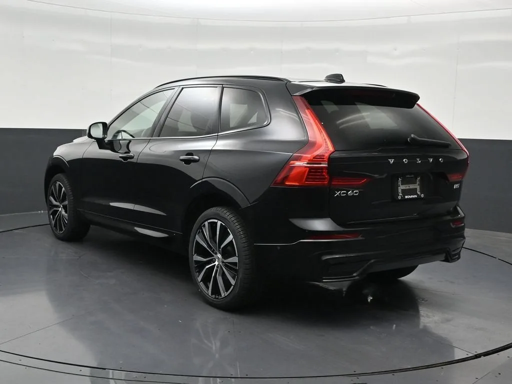 2024 Volvo XC60 B5 Plus Dark Theme photo 3