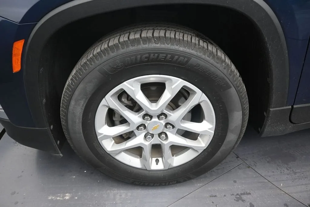 2023 Chevrolet Traverse LS photo 9