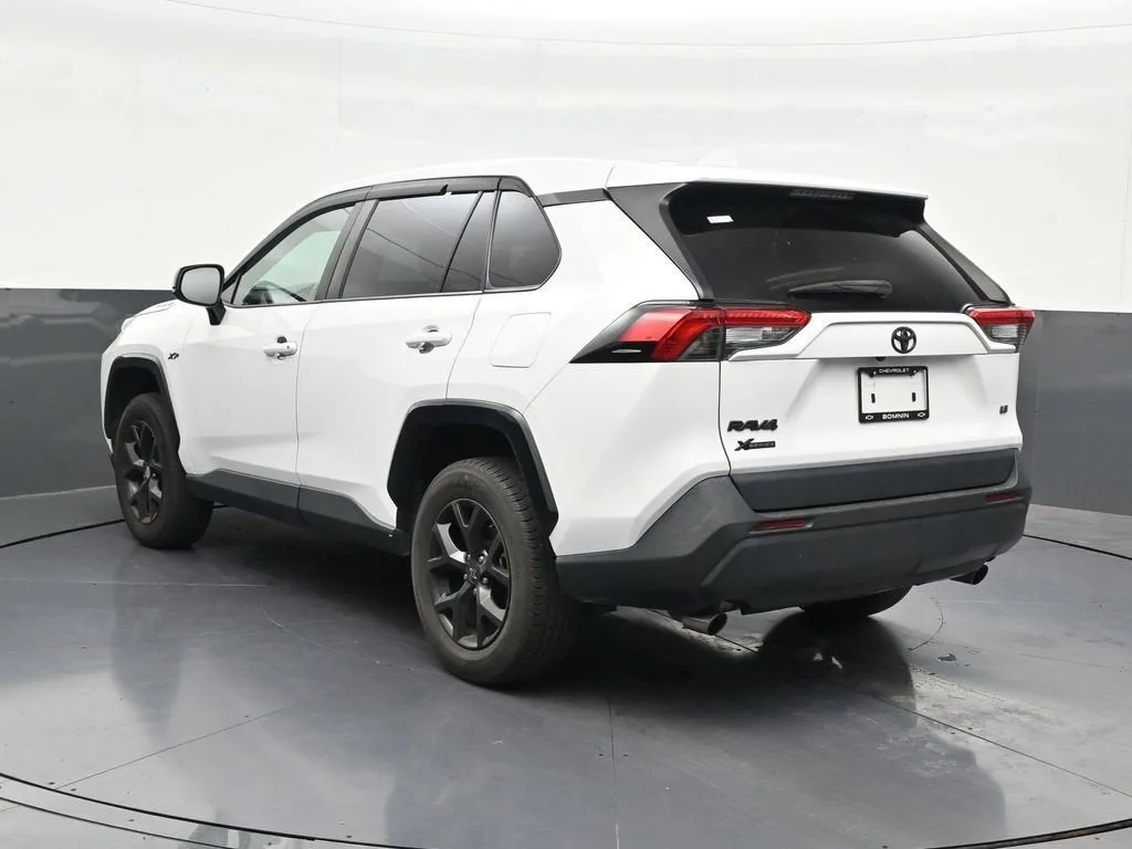 2022 Toyota RAV4 LE photo 3