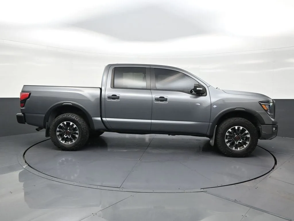2023 Nissan TITAN Crew Cab PRO-4X 4x4 photo 6