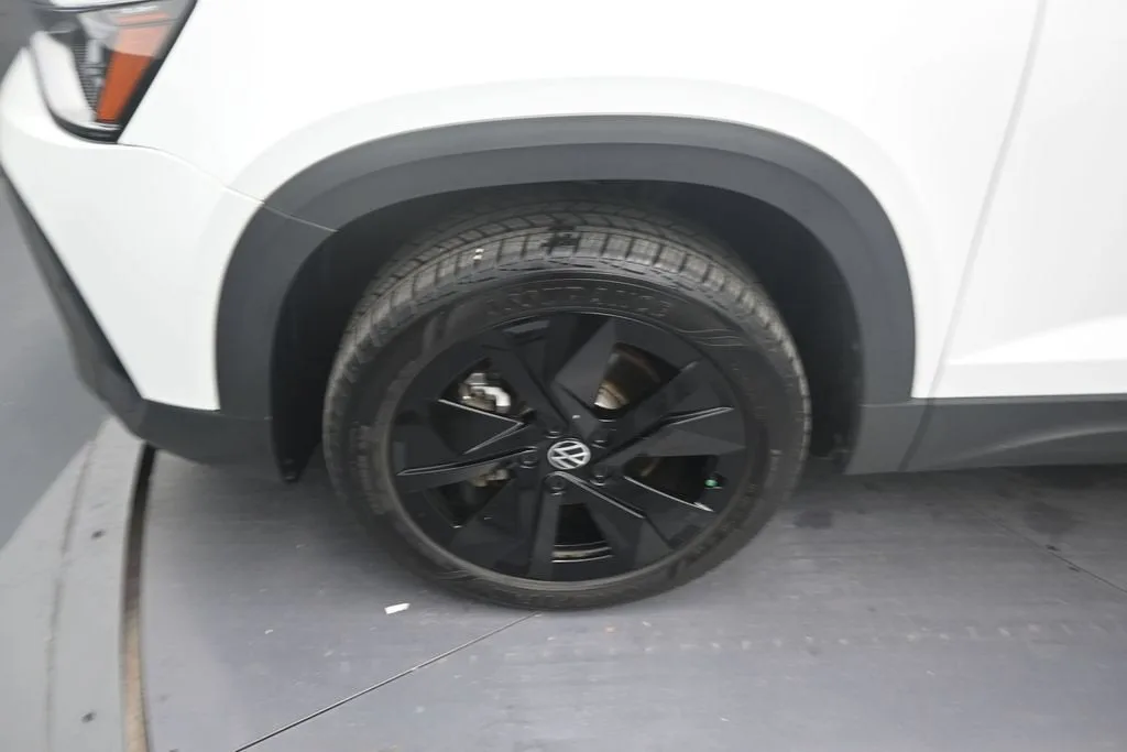 2025 Volkswagen Taos 1.5T SE Black photo 9