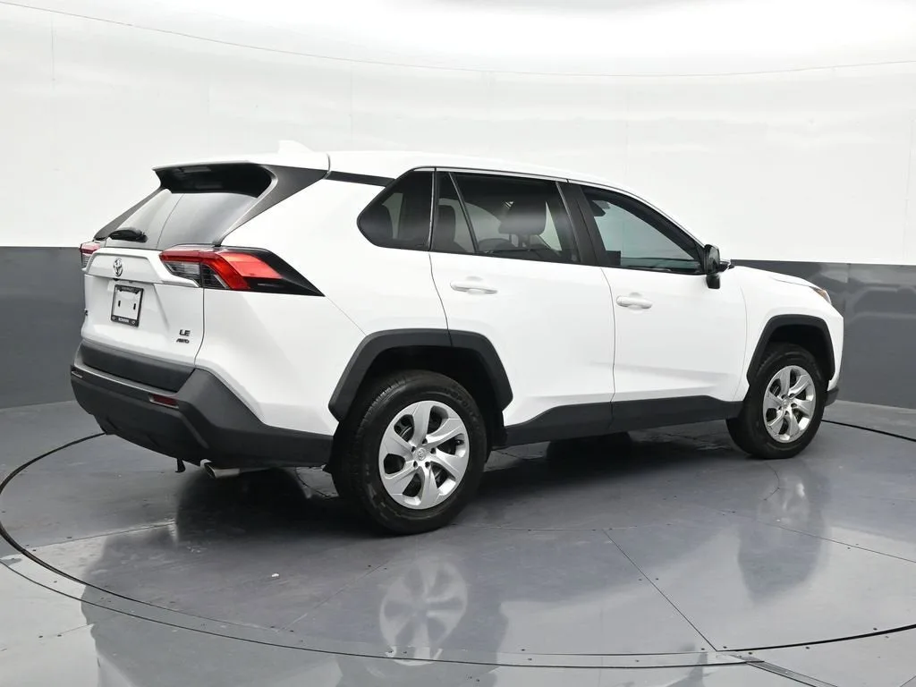 2022 Toyota RAV4 LE photo 5
