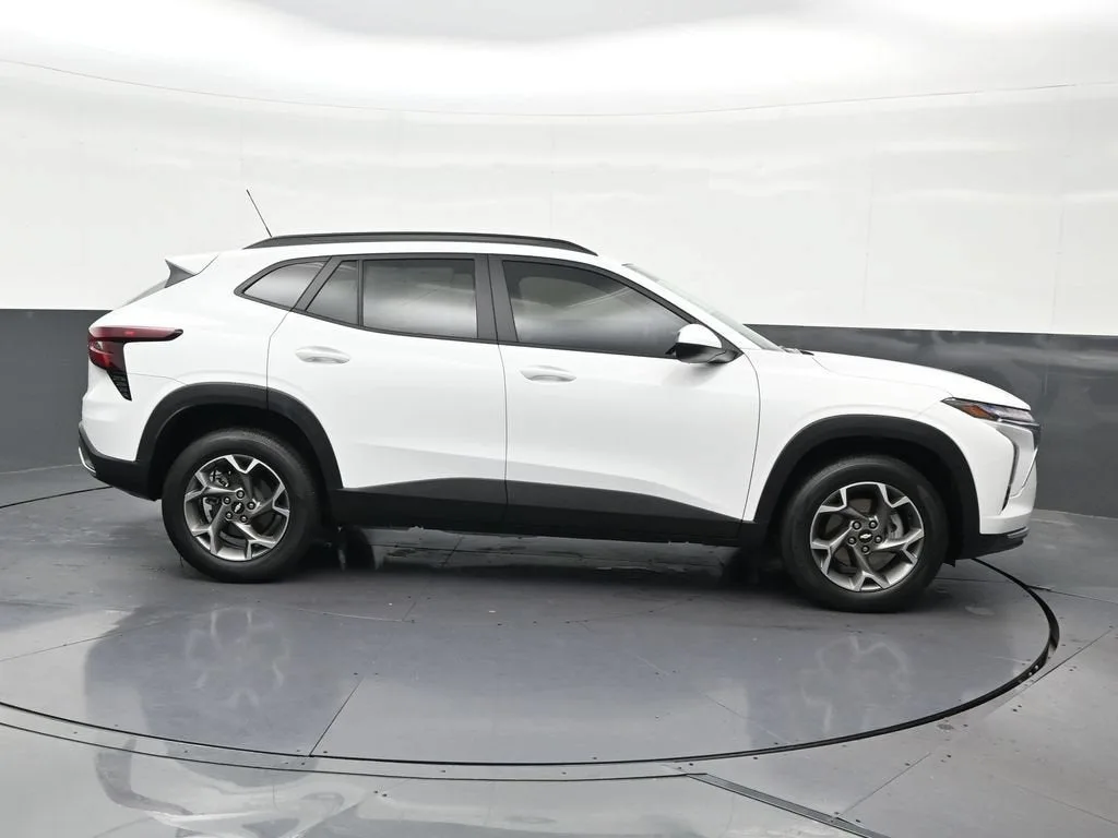2025 Chevrolet Trax LT photo 7