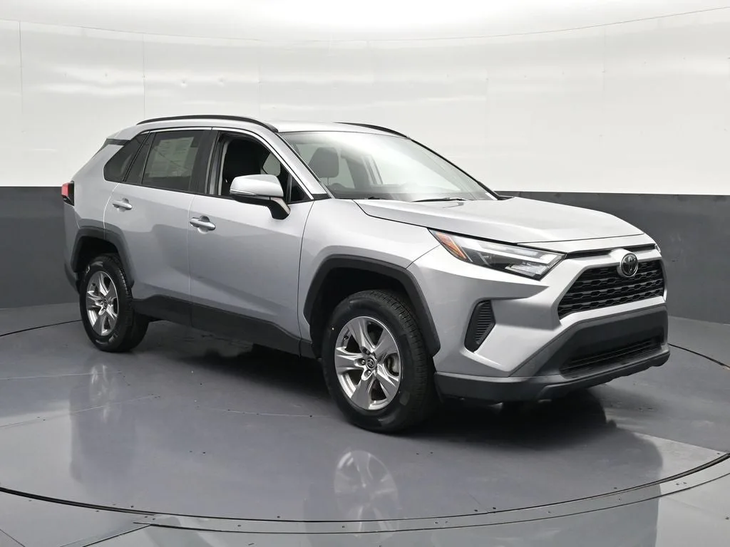 2022 Toyota RAV4 XLE photo 5