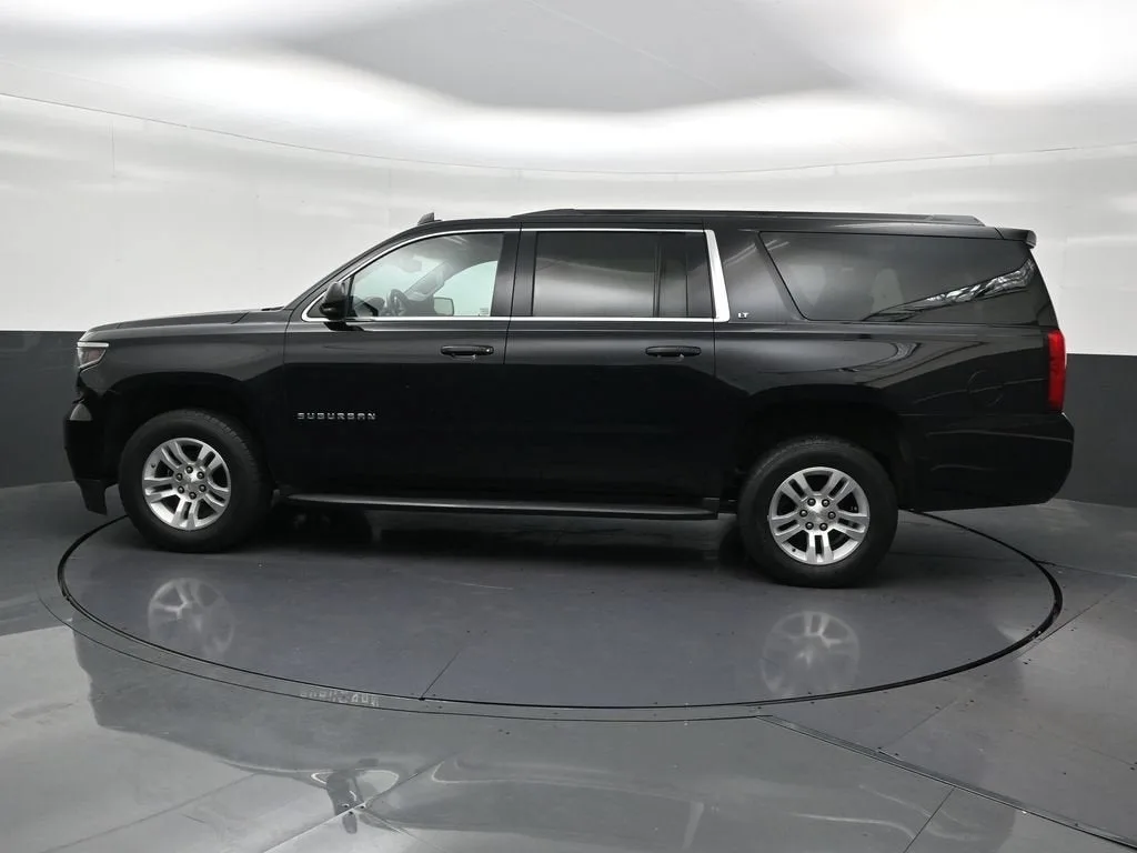 2018 Chevrolet Suburban LT photo 2