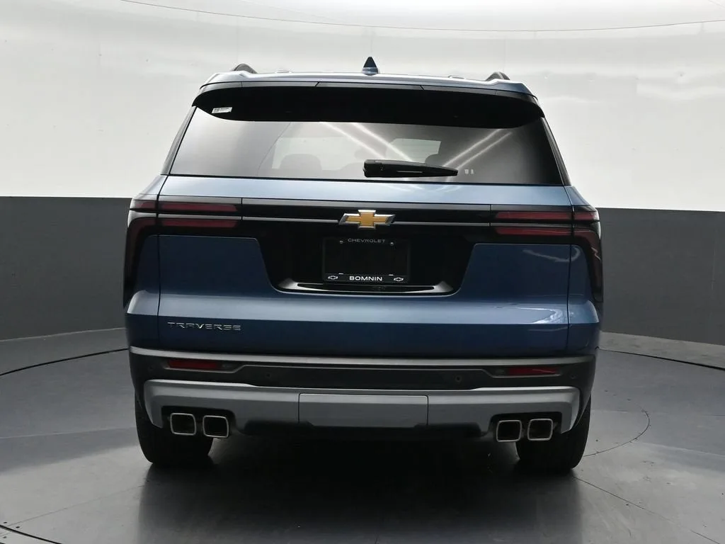 2025 Chevrolet Traverse LT photo 4