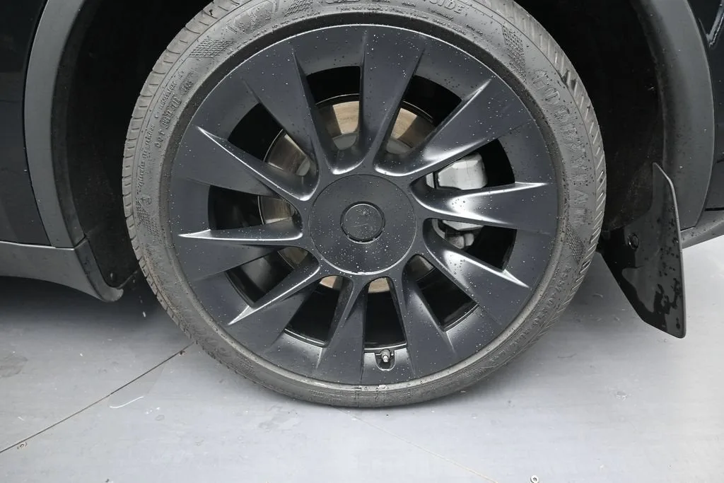 2023 Tesla Model Y Long Range photo 9
