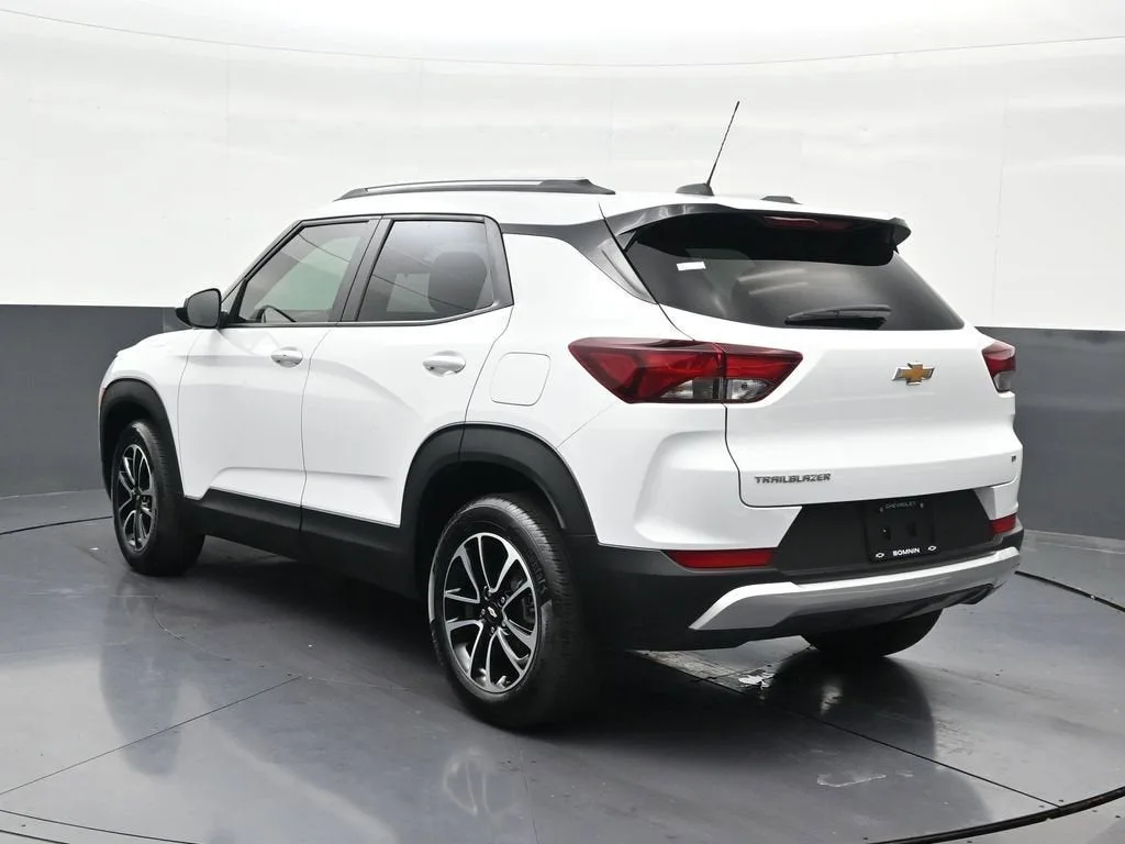 2025 Chevrolet Trailblazer LT photo 3