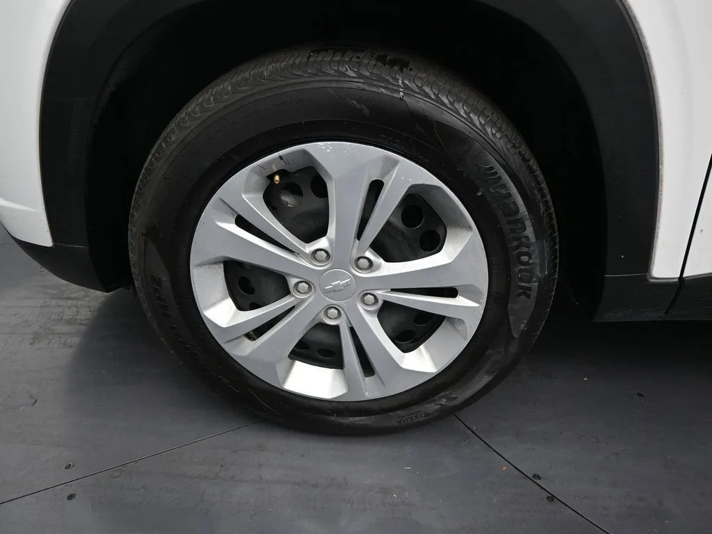 2025 Chevrolet Trax LS photo 9